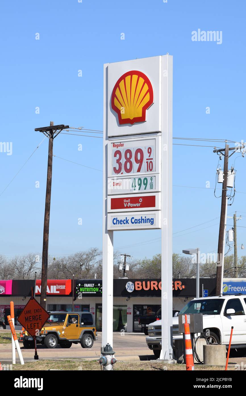 Benzina pubblicizzata a sotto $4,00 un gallone su un segno di stazione di benzina di Shell Foto Stock