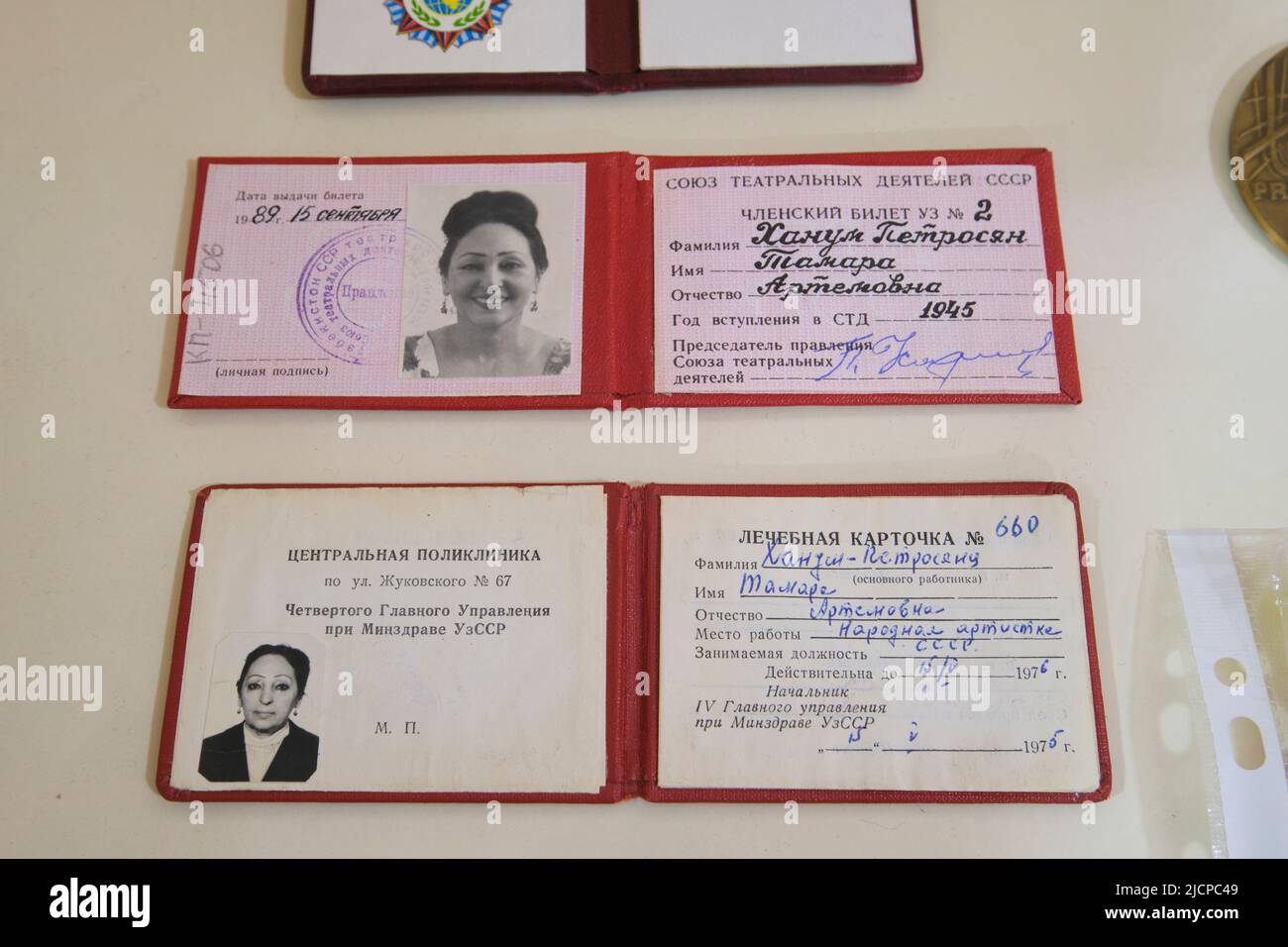 Due ID, licenze, certificati. La parte superiore per l'Unione teatrale, l'ID inferiore per il lavoro presso il reparto sanitario. Al museo casa di Armeni Foto Stock