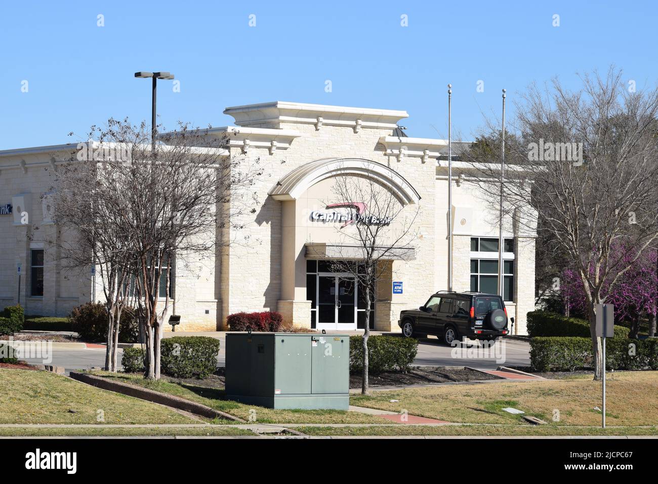 Un SUV Land Rover Discovery parcheggiato di fronte a un edificio Capital One Bank a Irving, Texas Foto Stock