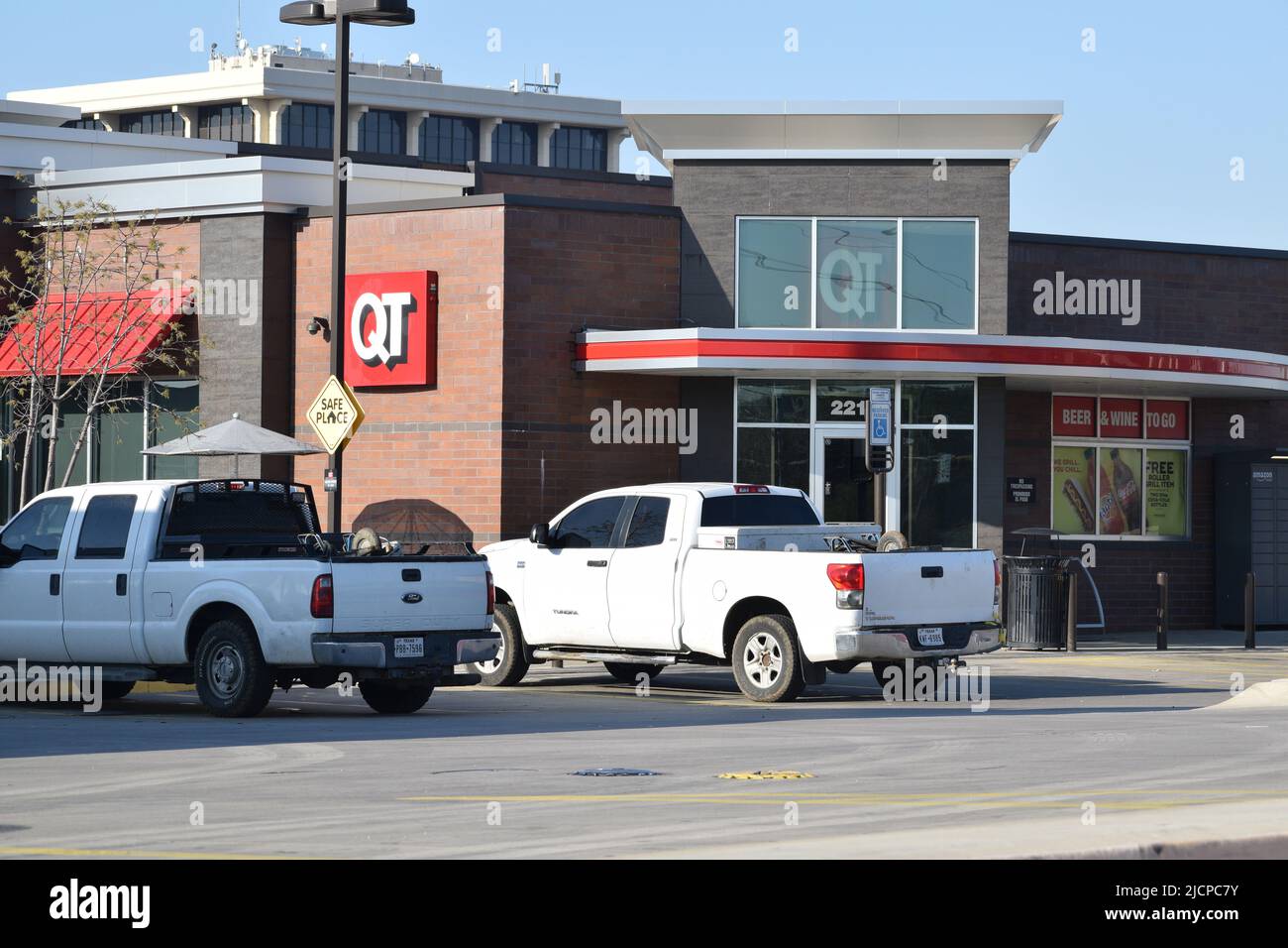 Auto parcheggiate in un minimarket Quick Trip ad Irving, Texas (negozio QT) Foto Stock