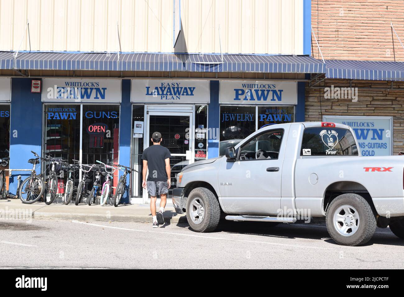 Young Gen Z MAN (Generation Z) a piedi in un negozio di pedine nel centro di Bonham Texas Foto Stock