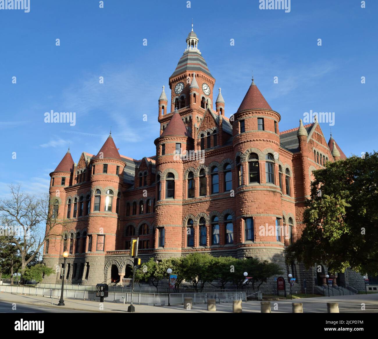 Old Red Museum of Dallas County History & Culture (originale tribunale del Red Brick del 1890) a Dallas, Texas Foto Stock