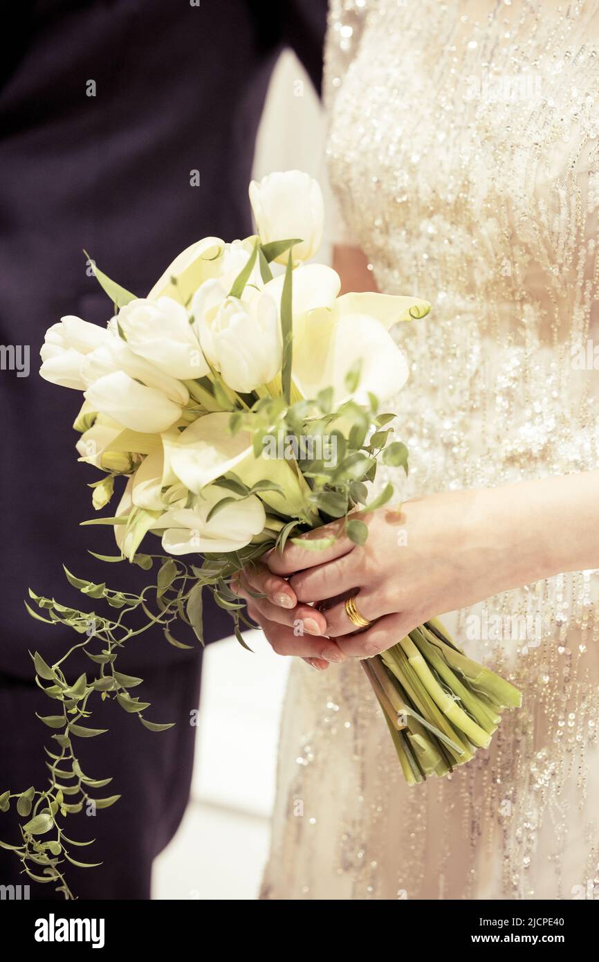La sposa tiene un bouquet nel giorno del matrimonio Foto Stock