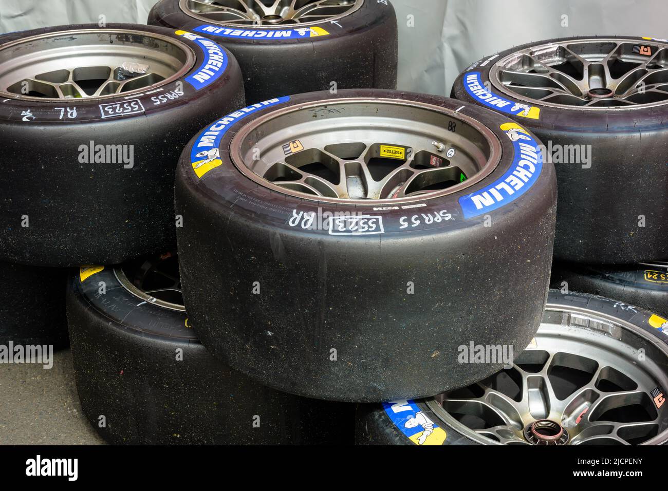 Pneumatici da corsa Michelin Pilot Sport GT slick montati su cerchione, impilati sul retro del paddock. Foto Stock