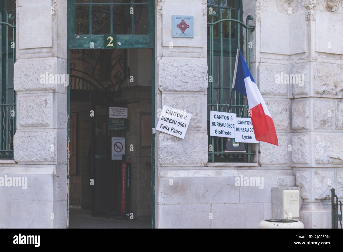 Nizza, Francia - 2022.06.12: Un seggio per le elezioni legislative francesi Foto Stock