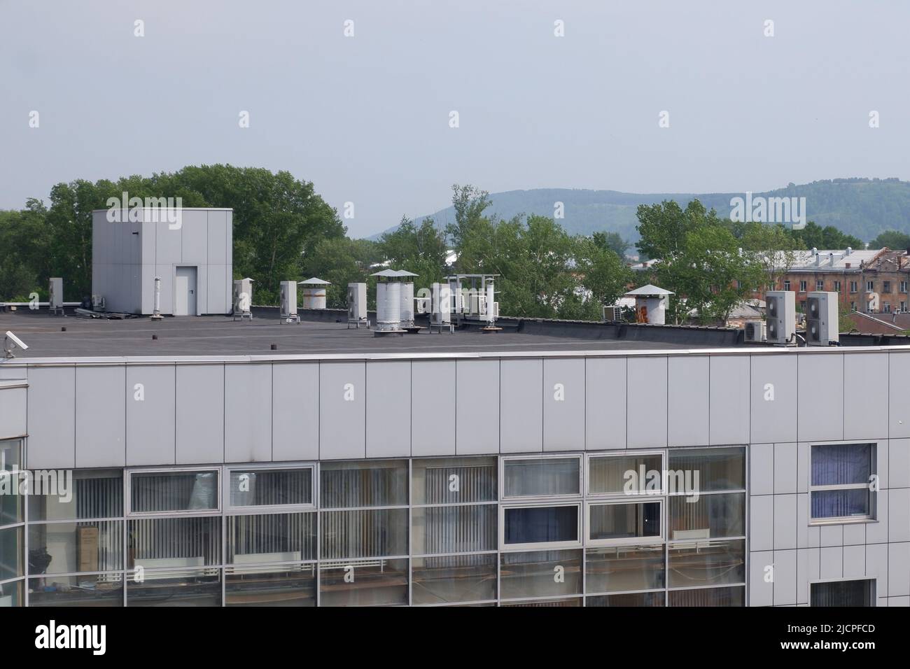 tubi di ventilazione sul tetto dell'edificio, Foto Stock