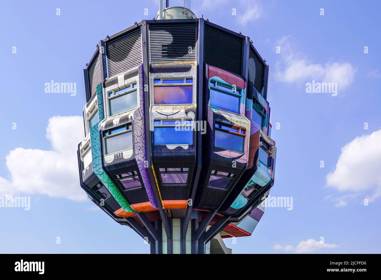 Il cosiddetto Bierpinsel è un edificio alto 47 metri situato nella futuristica architettura pop del 1970s nel quartiere Steglitz di Berlino. Foto Stock