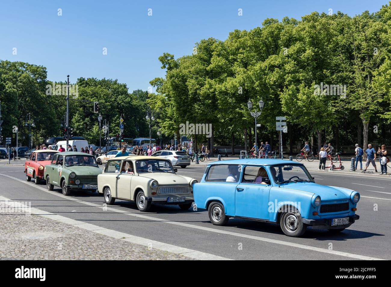 Trabi Safari, un gruppo di auto Trabant classiche utilizzate da Trabi-Safari / Trabi-World per il noleggio o visite turistiche a Berlino, Germania. Foto Stock
