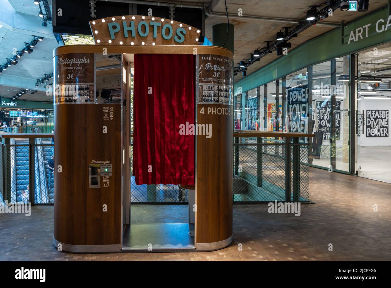 Stand fotografico all'interno del centro commerciale Bikini Berlin, Charlottenburg, Berlino Ovest, Germania Foto Stock
