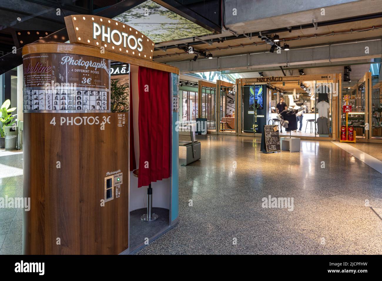 Stand fotografico all'interno del centro commerciale Bikini Berlin, Charlottenburg, Berlino Ovest, Germania Foto Stock