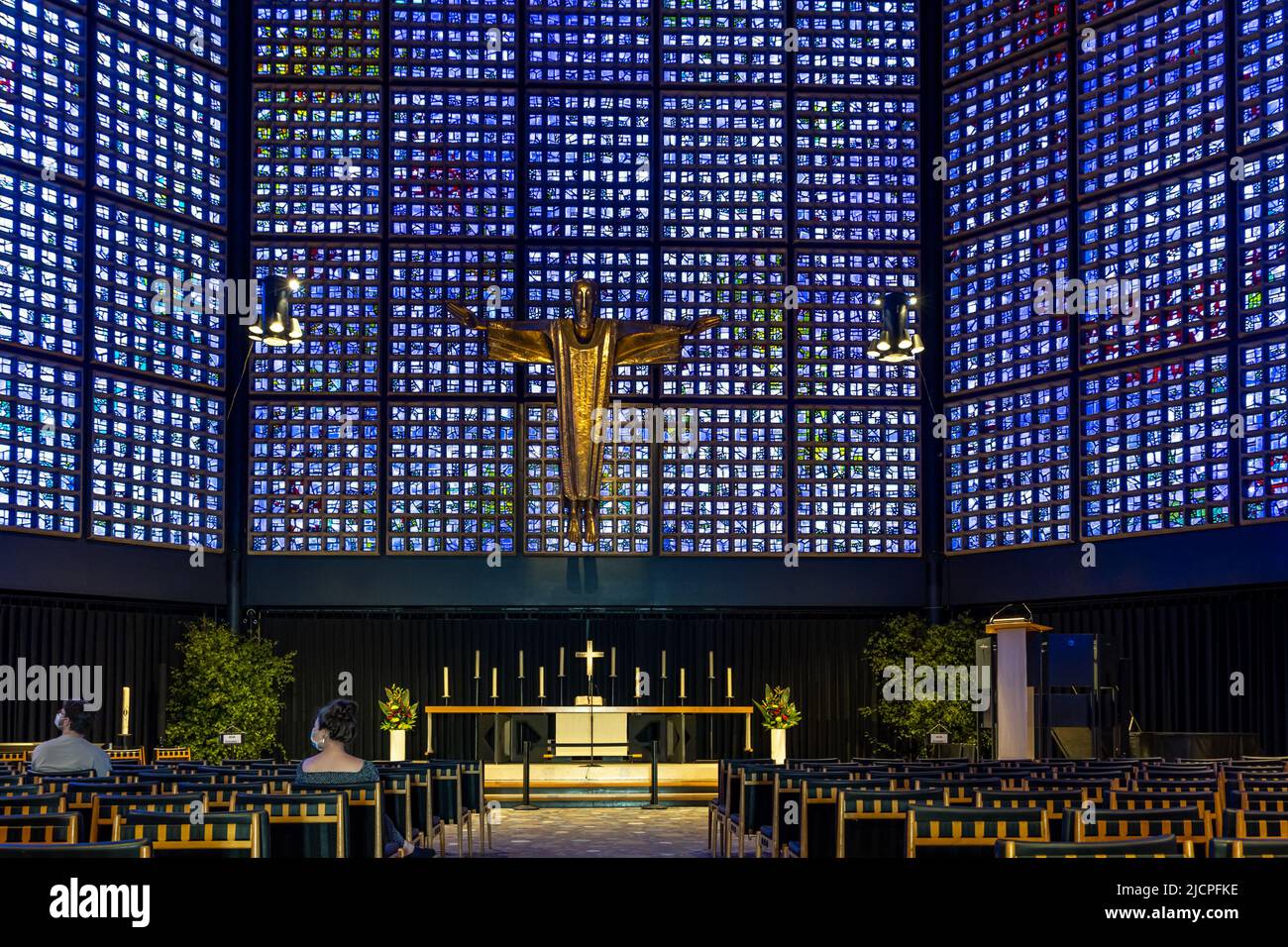 Interno della cappella moderna della chiesa commemorativa Kaiser Wilhelm a Kurfuerstendamm, Berlino, Germania Foto Stock