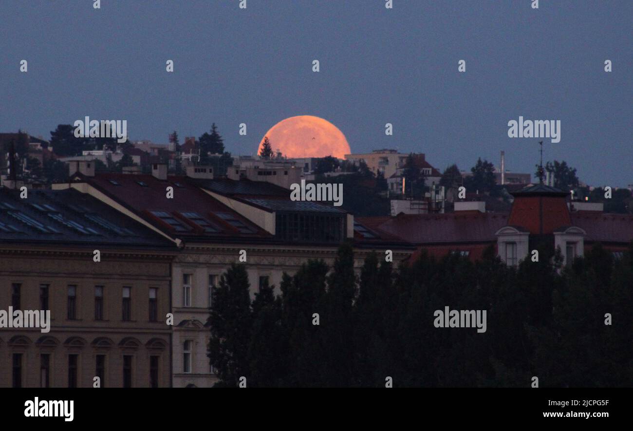 Una luna piena sorge dietro Praga, Repubblica Ceca, 14 giugno 2022. La luna ha raggiunto il suo palcoscenico completo martedì, durante un fenomeno noto come supermoon Foto Stock