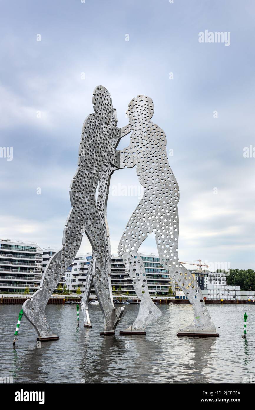 La scultura Molecule Man dell'artista Jonathan Borowsky sul fiume Sprea a Berlino, Germania. Foto Stock