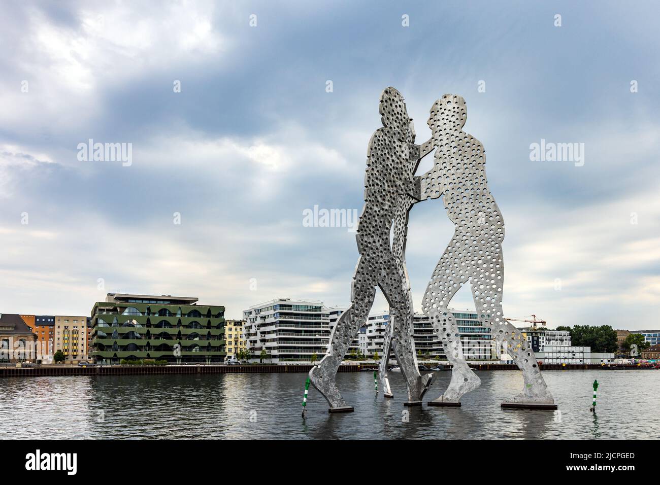 La scultura Molecule Man dell'artista Jonathan Borowsky sul fiume Sprea a Berlino, Germania. Foto Stock