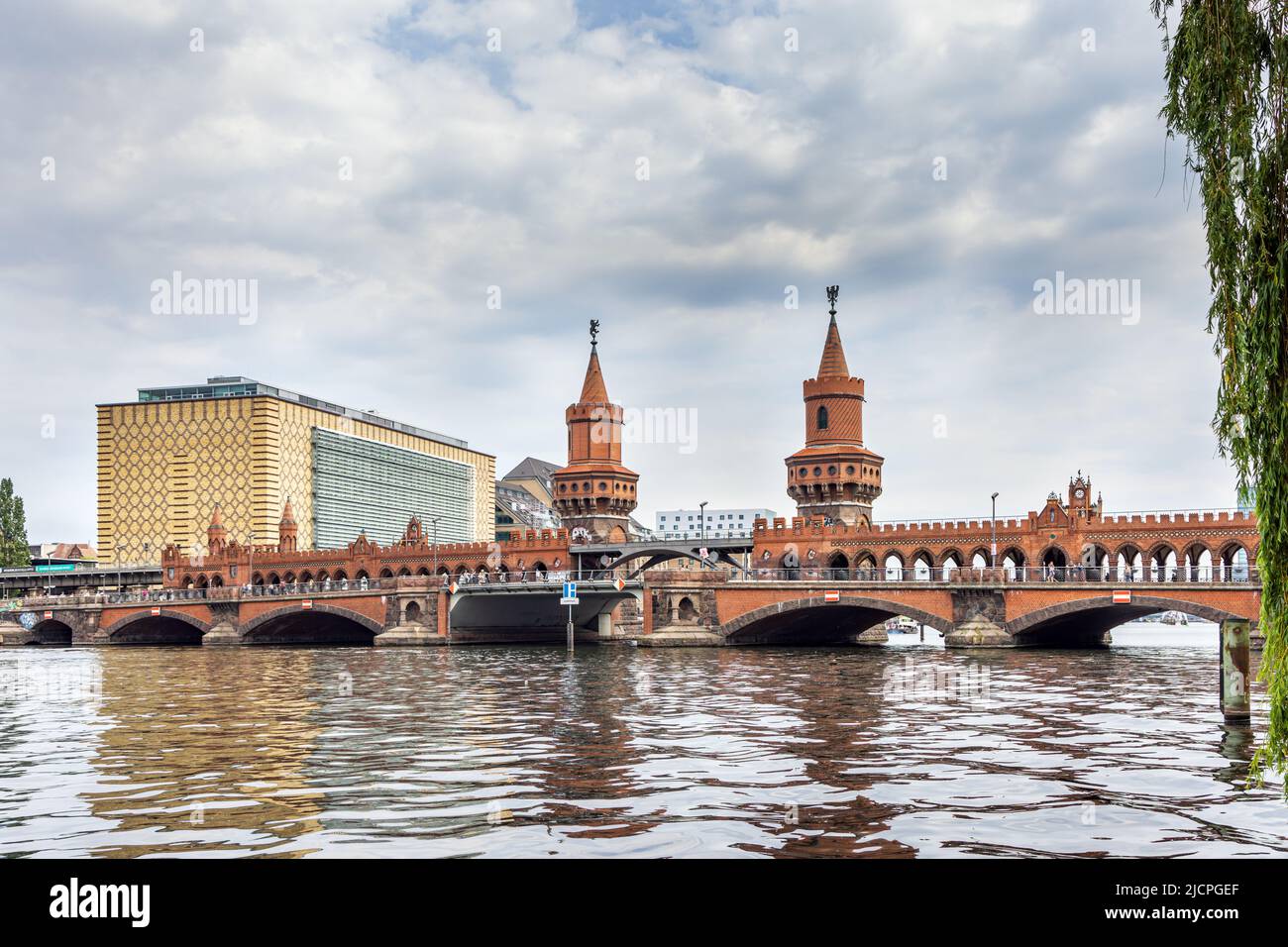 Il famoso ponte Oberbaum sul fiume Sprea a Berlino, in Germania. Foto Stock