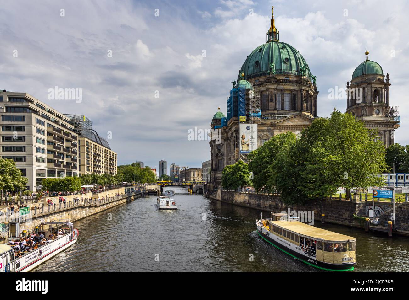 Le barche turistiche sul fiume Sprea navigano davanti al Berliner Dom (Cattedrale di Berlino) sull'Isola dei Musei (Museumsel), a Berlino. Foto Stock