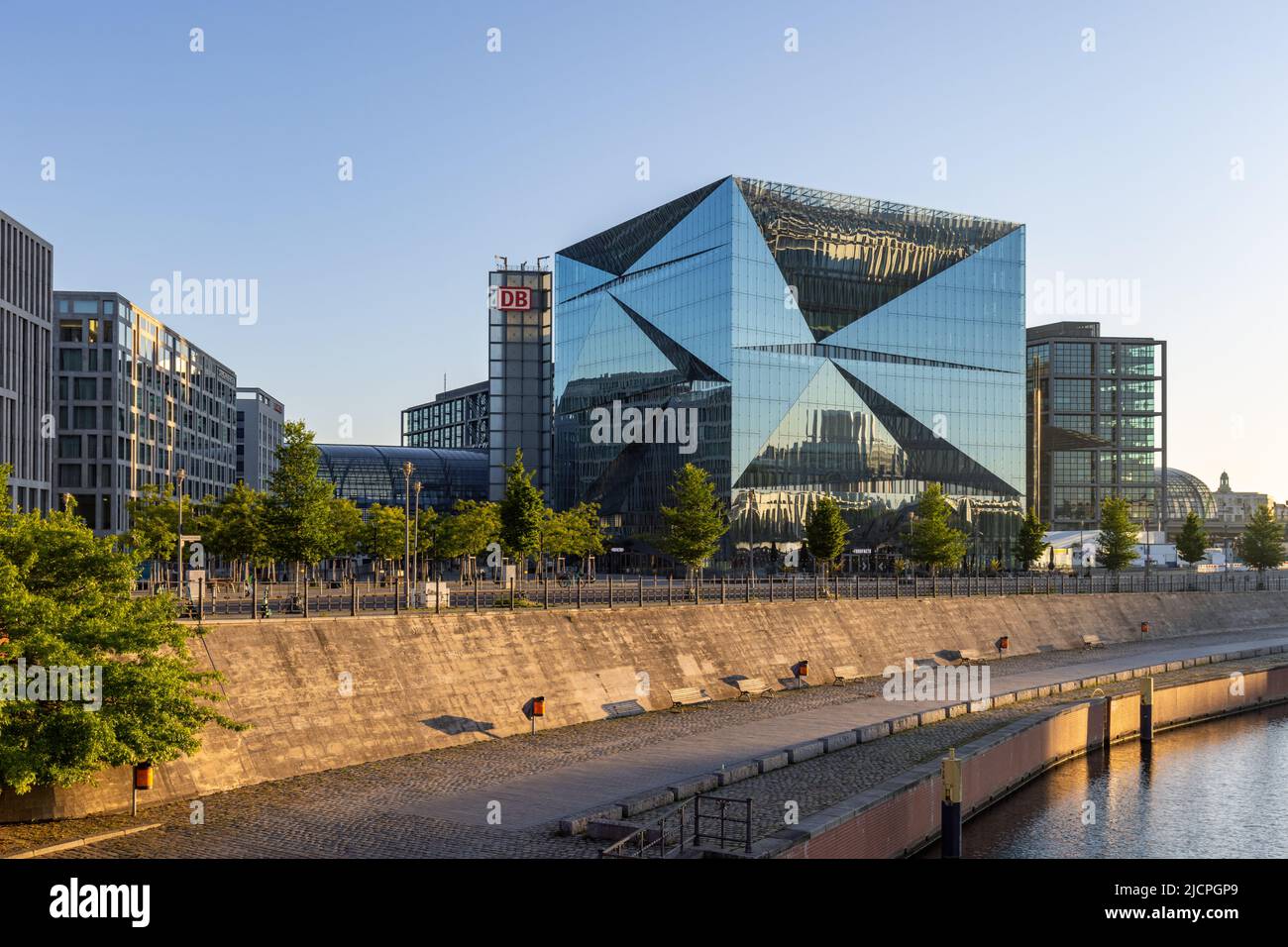 Vista sul fiume Sprea verso Cube Berlin e Berlin Hauptbahnhof, stazione centrale di Berlino, Germania. Foto Stock