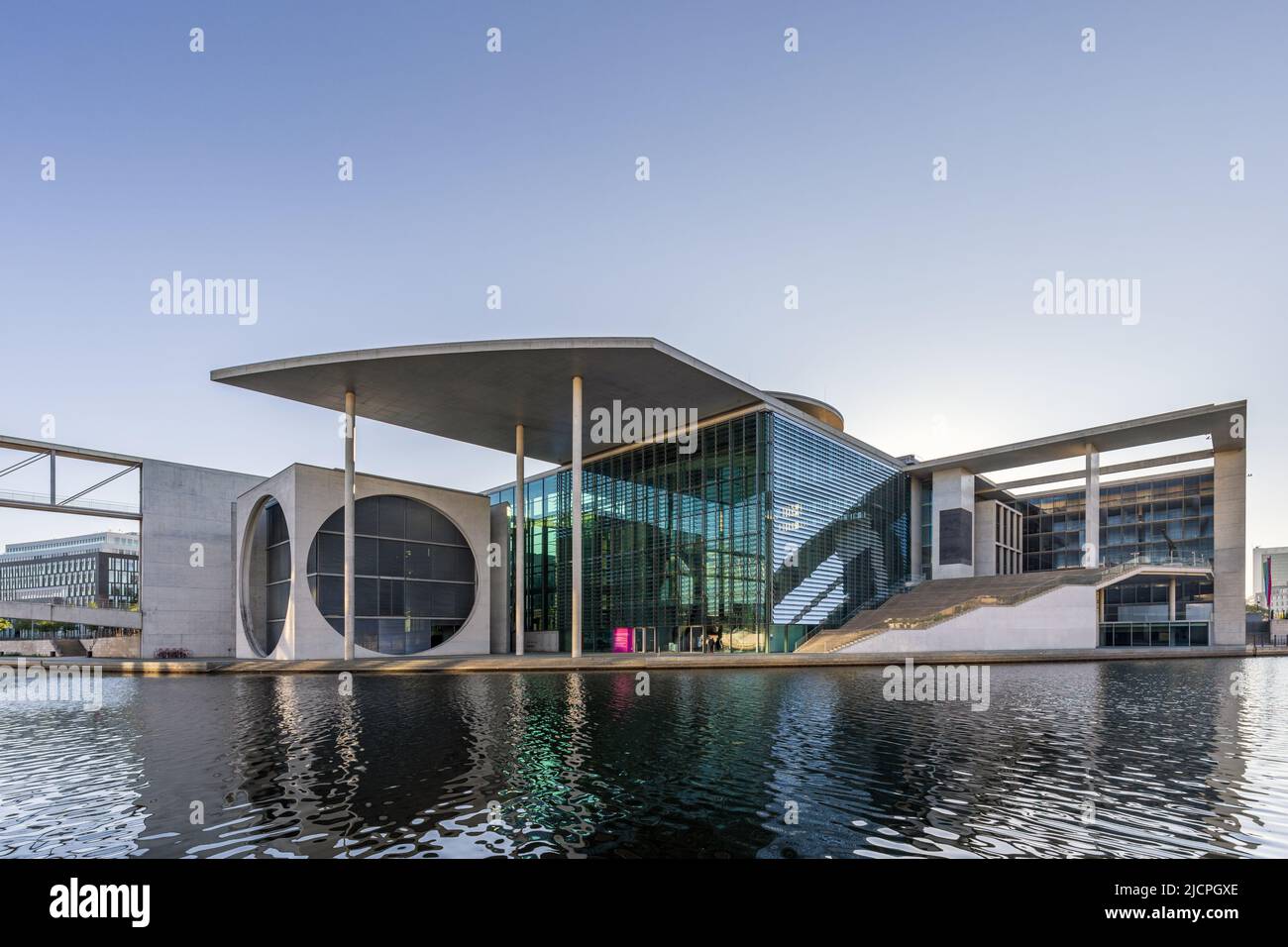 La suggestiva architettura dell'edificio Marie Elisabeth Lüders Haus sul fiume Sprea, Berlino. Foto Stock