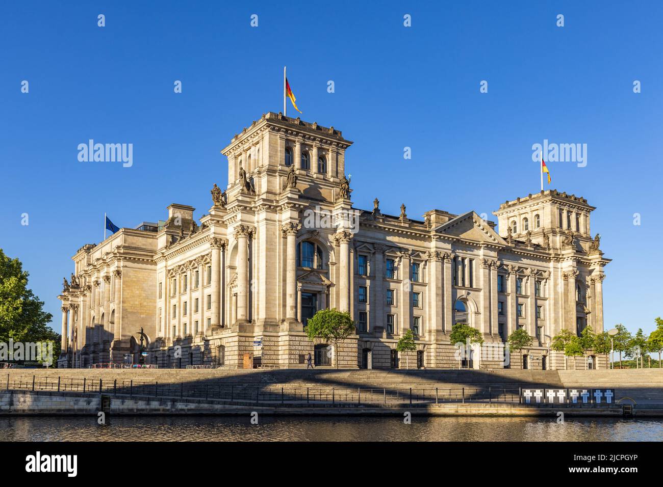 Vista sul fiume Sprea dello storico edificio del Reichstag nella città di Berlino, Germania. Foto Stock