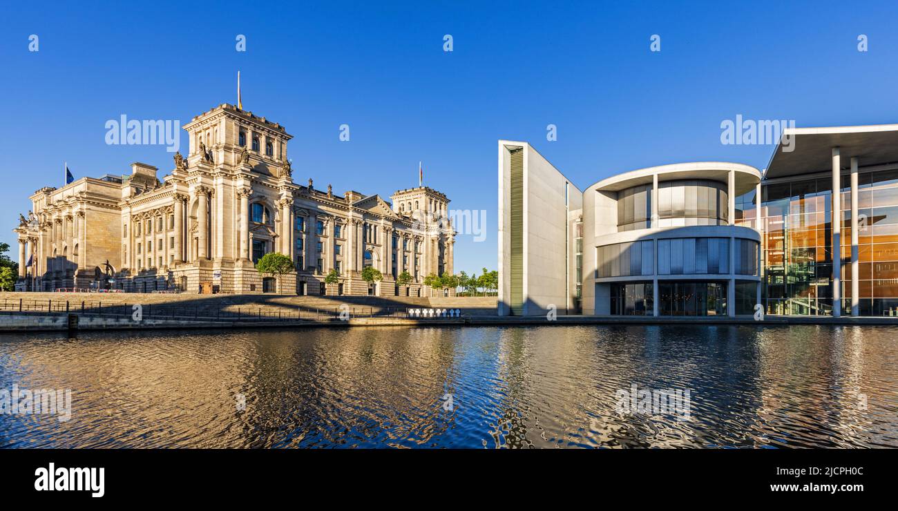 Il Reichstag e il Paul Loebe Building cafe vicino al fiume Sprea a Berlino, Germania Foto Stock