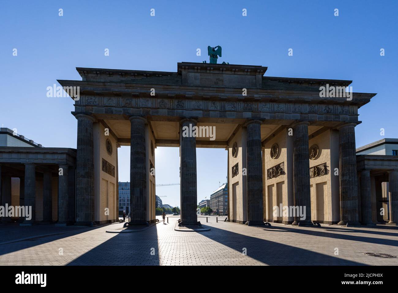 La mattina presto alla porta di Brandeburgo, simbolo iconico di Berlino, la Germania. Foto Stock