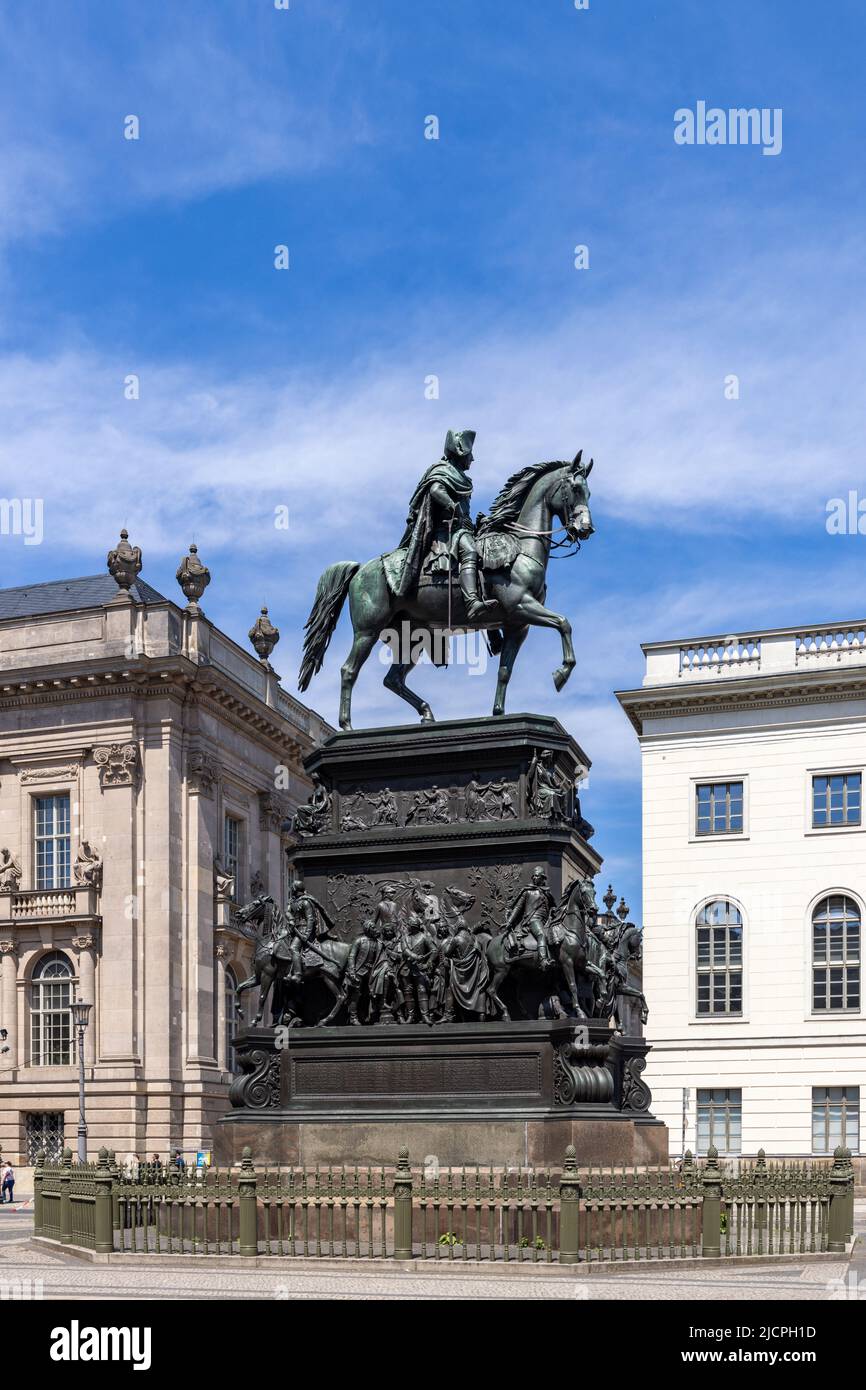 Statua di Federico il Grande e Humboldt University, Unter den Linden, storico Mitte, Berlino, Germania Foto Stock