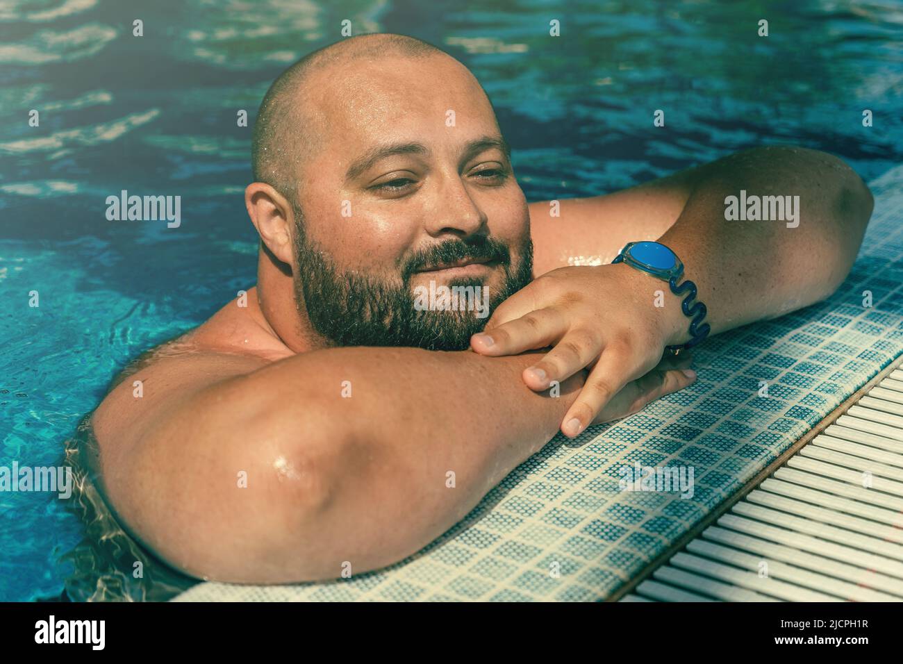 Ritratto di più grande grande felice uomo sorridente rilassarsi in piscina. Foto Stock