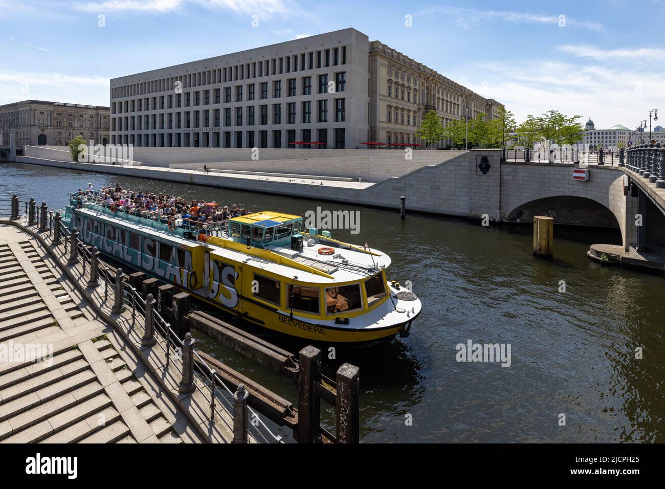 Una barca turistica sul fiume Sprea con il museo Humboldt Forum presso il nuovo Palazzo di Berlino sullo sfondo, Berlino. Foto Stock