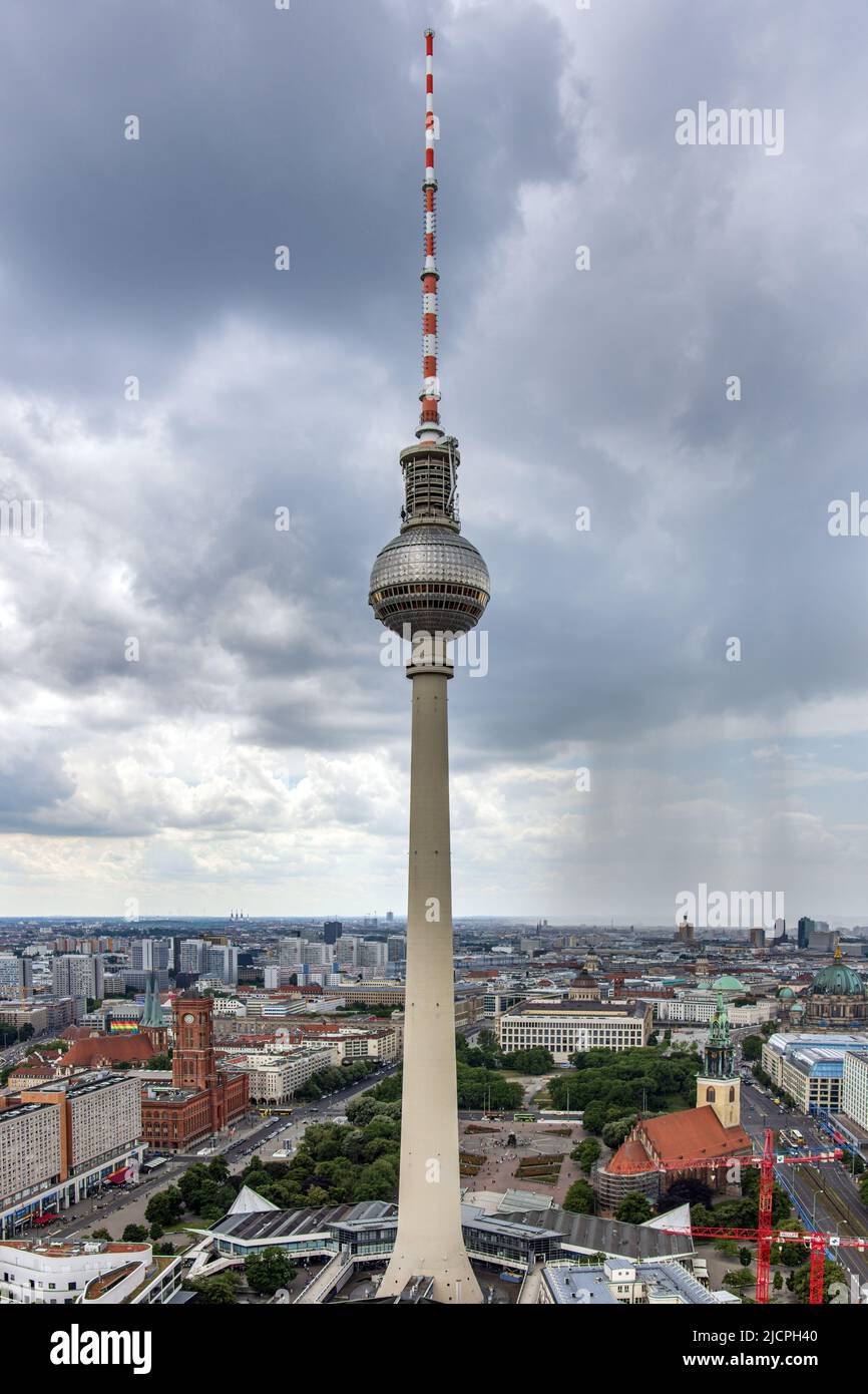 Il famoso Berliner Fernsehturm o Fernsehturm Berlin, conosciuto anche come la torre della televisione, ad Alexanderplatz, nella città di Berlino, in Germania. Foto Stock