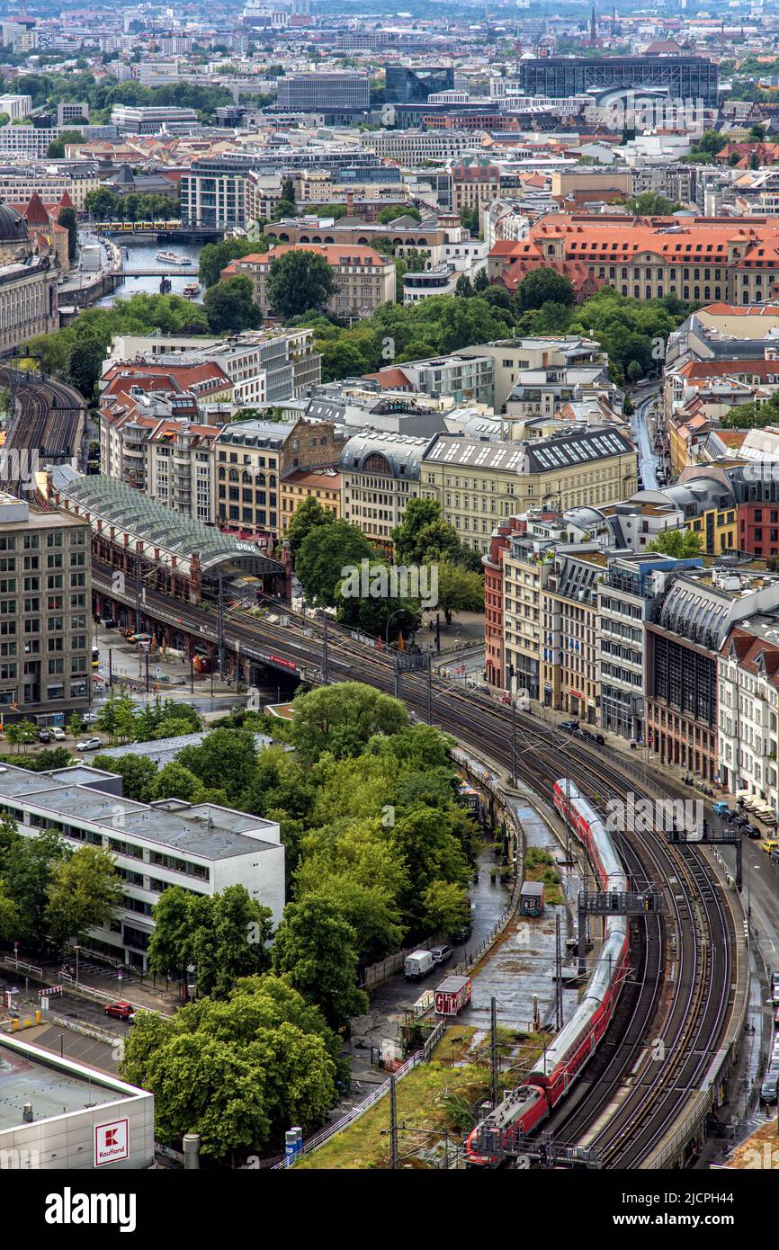 Vista aerea della stazione ferroviaria S-Bahn di Hackescher Markt, Berlino, Germania Foto Stock