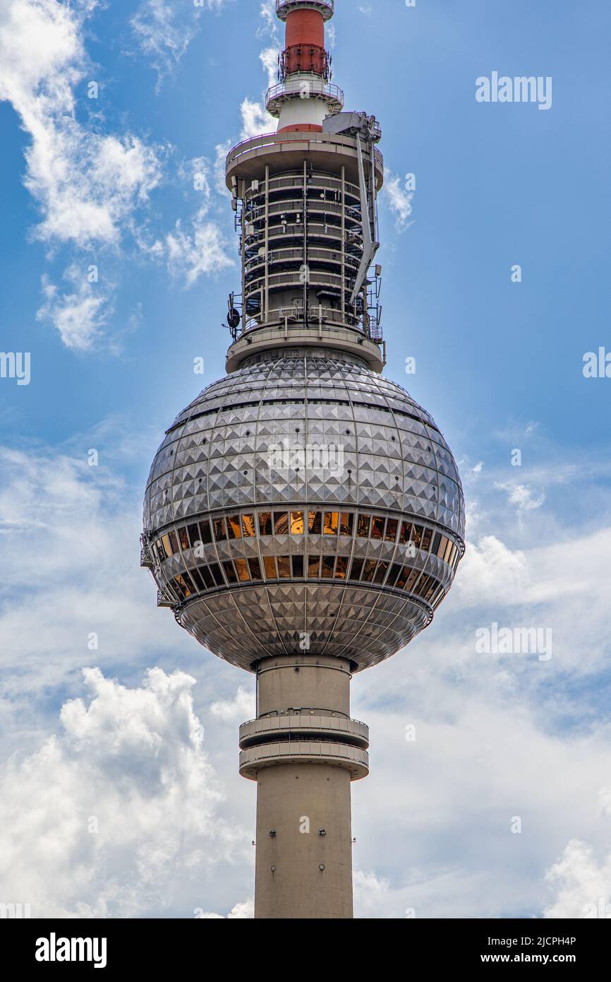 Il famoso Berliner Fernsehturm o Fernsehturm Berlin, conosciuto anche come la torre della televisione, ad Alexanderplatz, nella città di Berlino, in Germania. Foto Stock