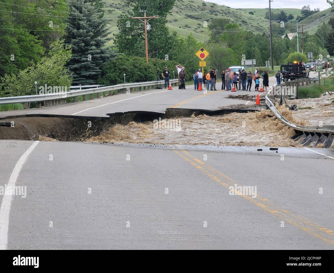 (220615) -- MONTANA, 15 giugno 2022 (Xinhua) -- Foto rilasciata il 13 giugno 2022 da Disaster and Emergency Services (DES) di Stillwater County, Montana, gli Stati Uniti mostrano una strada danneggiata dalle inondazioni nella zona. Il governatore dello stato americano del Montana, Greg Gianforte, martedì ha dichiarato un disastro statale a causa di gravi inondazioni nello stato. (Stillwater County DES/Handout via Xinhua) Foto Stock