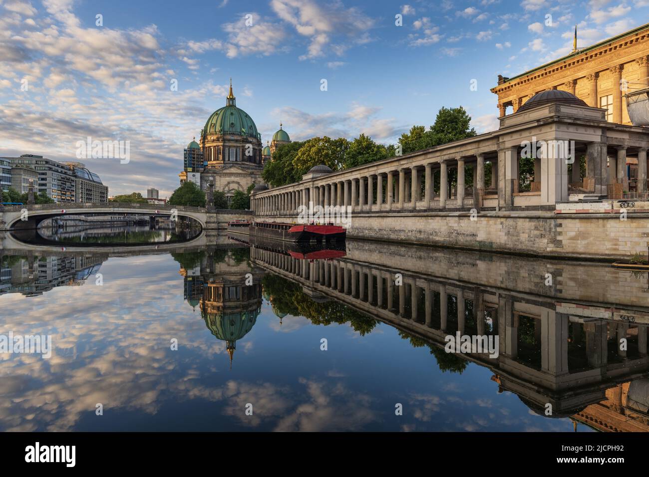 Galleria Nazionale, Ponte di Friedrichs e Berliner Dom (Cattedrale di Berlino) che si riflettono nel fiume Sprea a Berlino. Foto Stock
