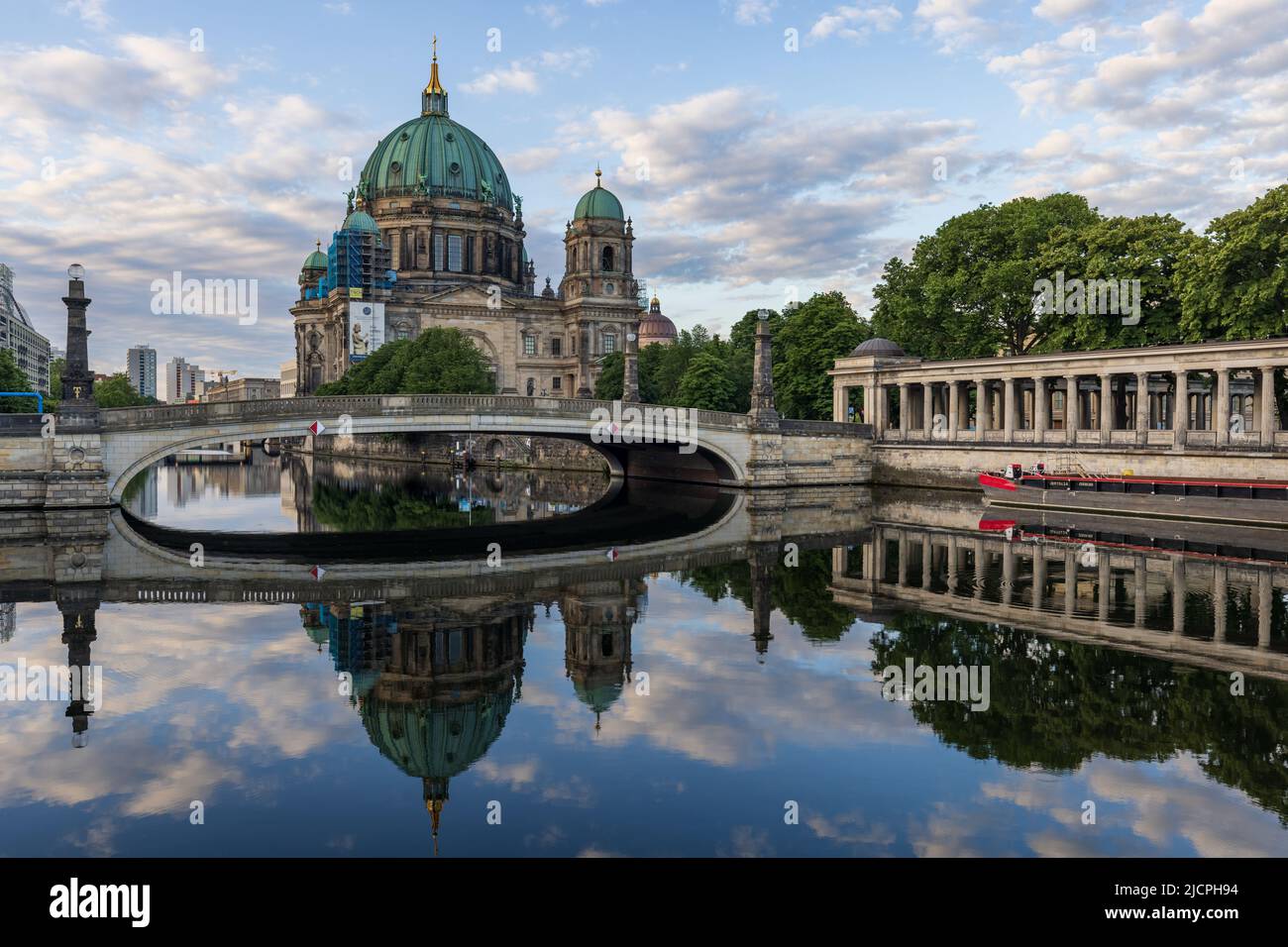 Galleria Nazionale, Ponte di Friedrichs e Berliner Dom (Cattedrale di Berlino) che si riflettono nel fiume Sprea a Berlino. Foto Stock