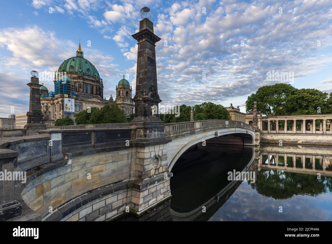 Ponte Friedrichs sul fiume Sprea con il Berliner Dom (Cattedrale di Berlino) oltre Berlino. Foto Stock