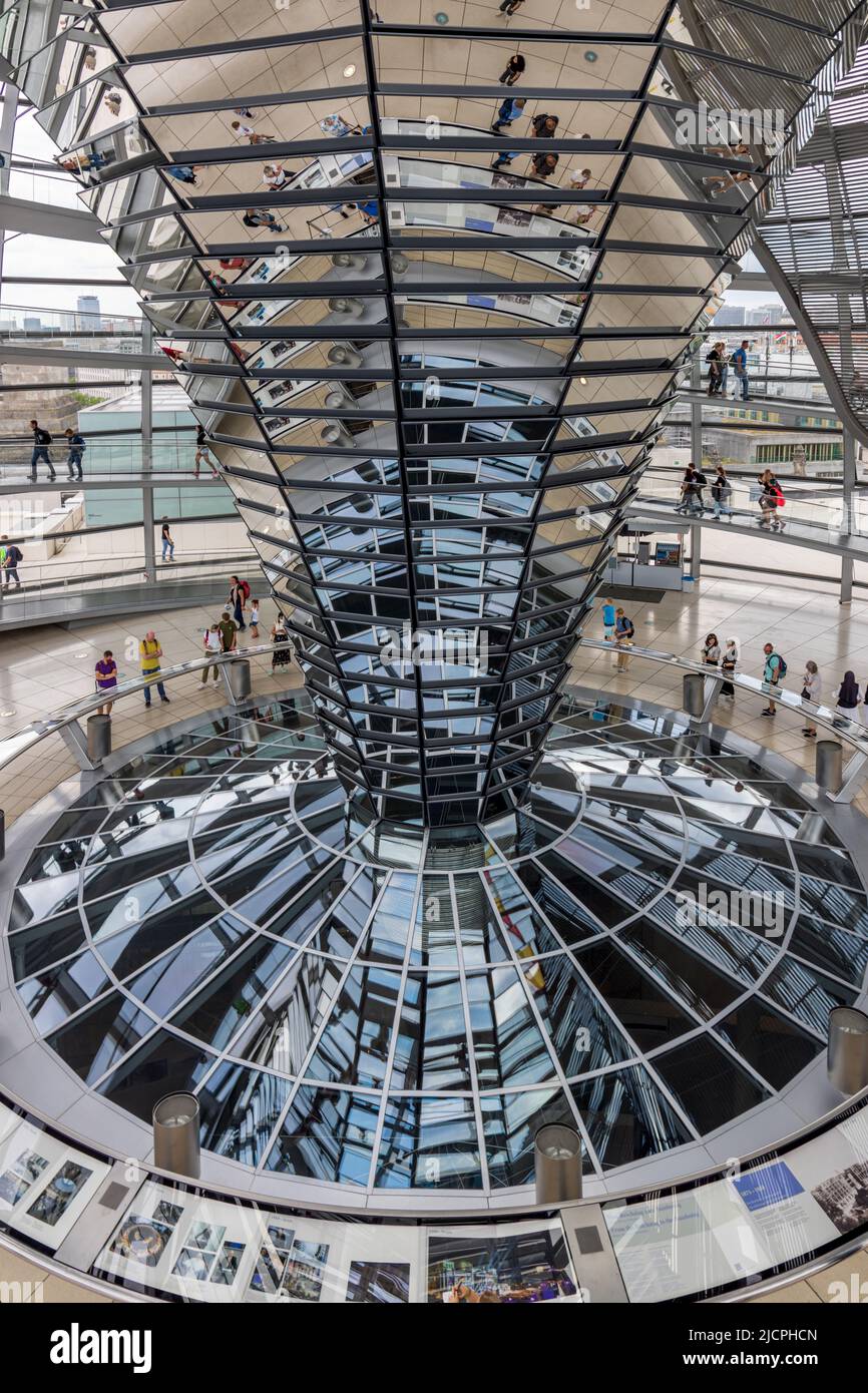 Reichstag, parlamento di Bundestag, interno della cupola di vetro, architetto Sir Norman Foster, Berlino, Germania. Foto Stock