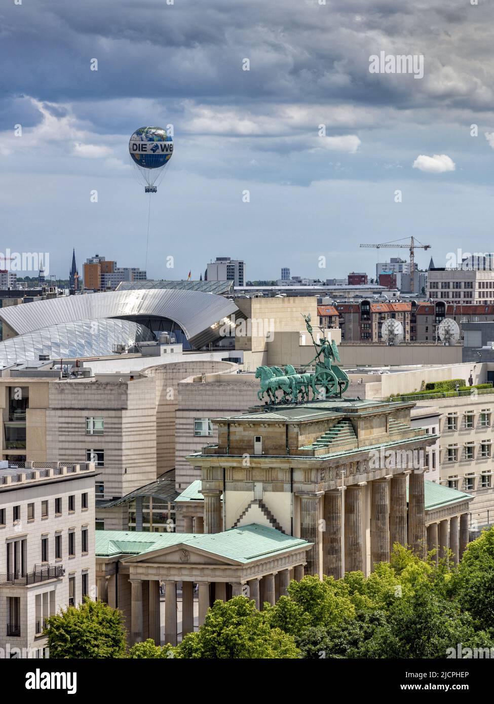 Vista sulla porta di Brandeburgo dal tetto dell'edificio del Reichstag a Berlino, in Germania. L'Air Service Berlin WELT-Balloon è in lontananza. Foto Stock