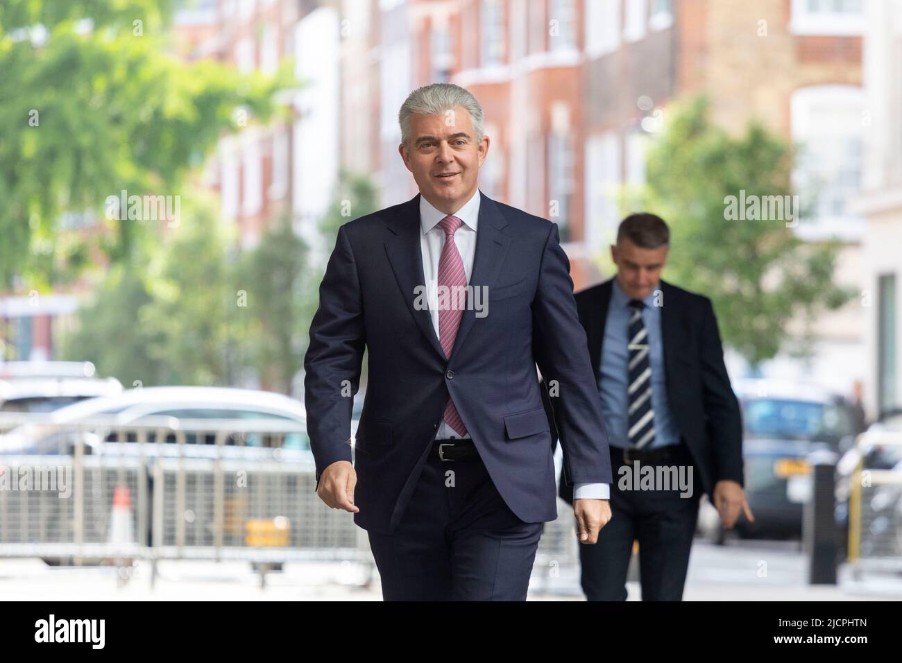 Brandon Lewis, Segretario di Stato per l'Irlanda del Nord, si presenta alla BBC Broadcasting House a Langham Place per lo spettacolo della domenica mattina con Sophie Ra Foto Stock