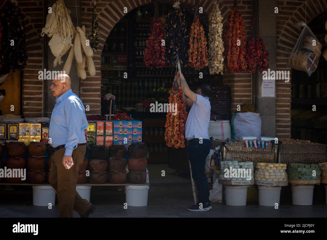 Diyarbakir, Turchia - 20 maggio 2022: Negozio locale di spezie, il venditore che organizza lo stand Foto Stock
