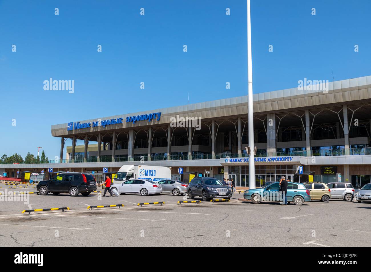 Bishkek, Kirghizistan - 13 maggio 2022: Ingresso all'Aeroporto Internazionale di Manas Foto Stock