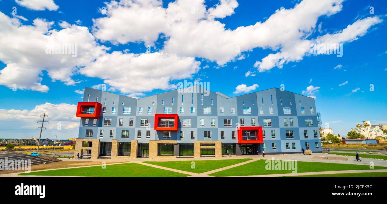 Bishkek, Kirghizistan - 2 marzo 2017: Il campus della American University of Central Asia. Architettura unica Foto Stock