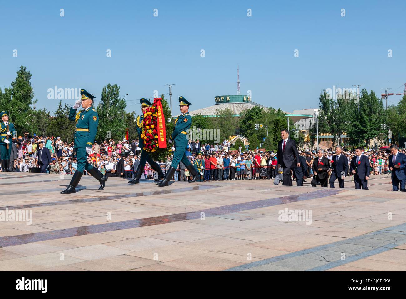 Bishkek, Kirghizistan - 9 maggio 2022: Il presidente del Kirghizistan Sadyr Japarov e l'ex presidente Sooronbay Jeenbekov durante la Giornata della Vittoria su una piazza Foto Stock