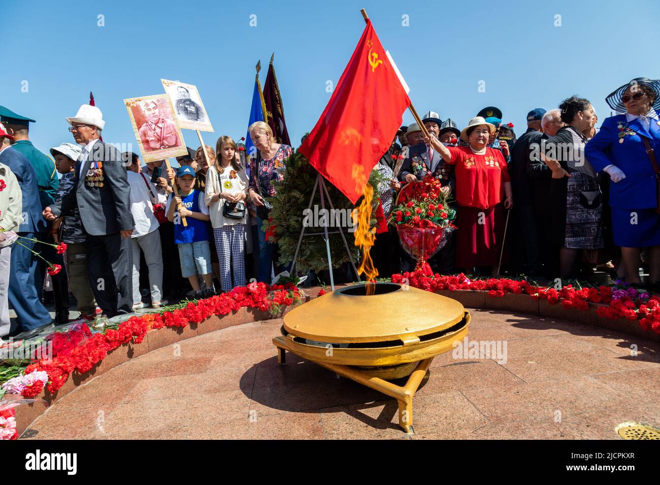 Bishkek, Kirghizistan - 9 maggio 2022: Persone che mettono i garofani alla fiamma eterna il 9 maggio giorno della Vittoria Foto Stock