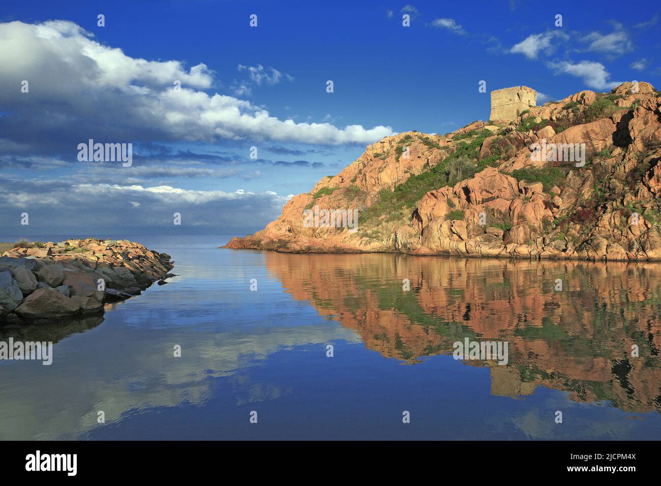 Francia, Corsica Golfo di Porto, la torre genovese dal cornicione, paesaggio costiero Foto Stock