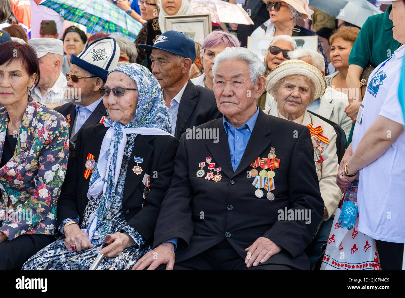 Bishkek, Kirghizistan - 9 maggio 2022: Veterani Kirghizistan della seconda Guerra Mondiale durante la Giornata della Vittoria del 9 maggio Foto Stock