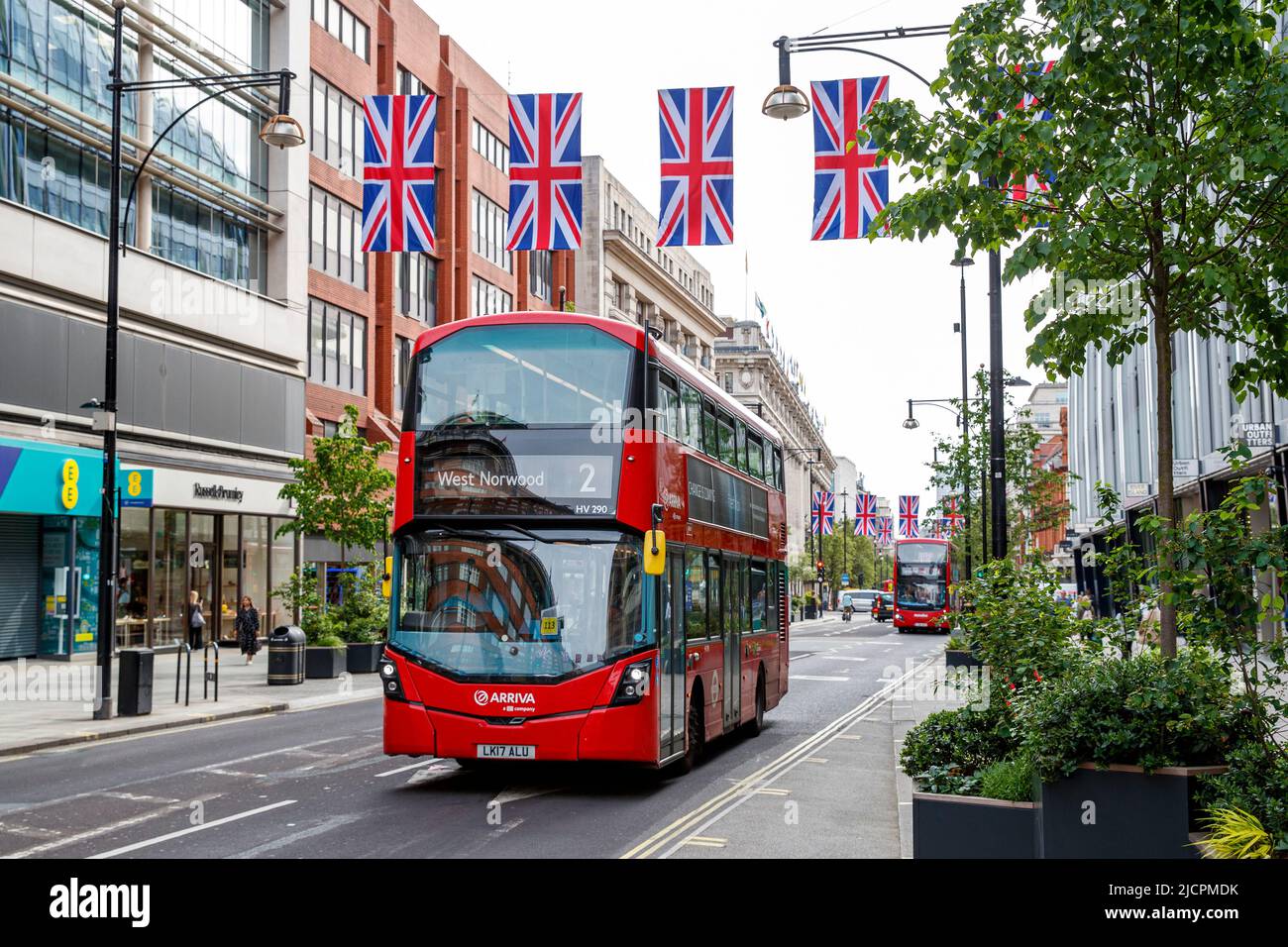 Red London Double Decker Bus, Route 2 per West Norwood su Oxford Street, Londra, Inghilterra, Regno Unito mercoledì 18 maggio 2022. Foto Stock