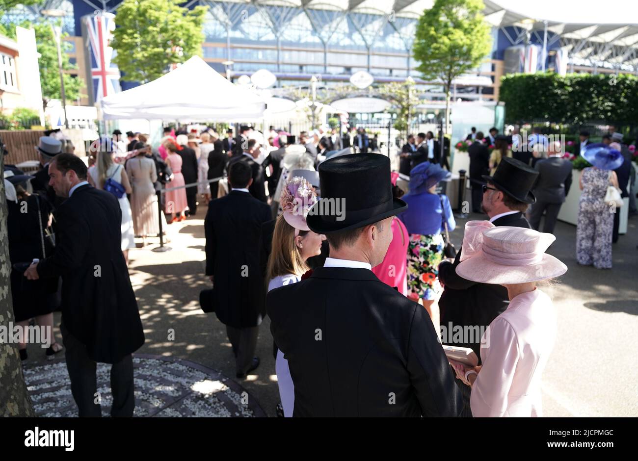 I Racegoers arrivano per il secondo giorno dell'Ascot reale all'ippodromo di Ascot. Data foto: Mercoledì 15 giugno 2022. Foto Stock