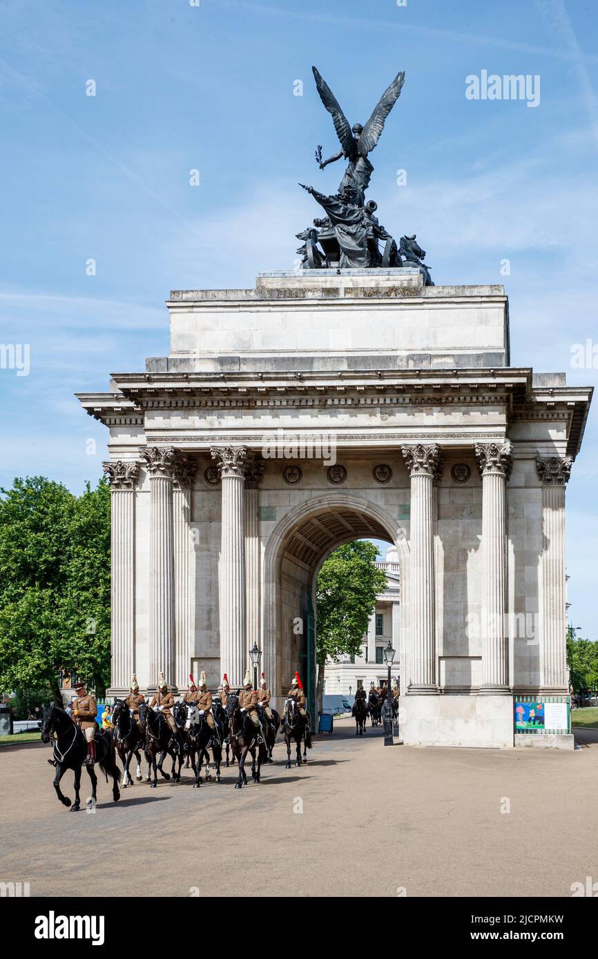 Queens Life Guards a cavallo attraverso Wellington Arch, Hyde Park Corner, Londra, Inghilterra, Regno Unito mercoledì 18 maggio 2022. Foto Stock