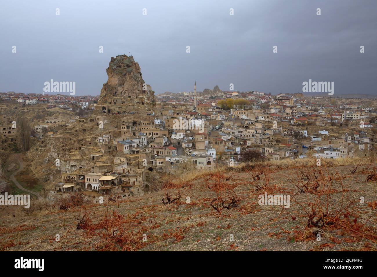 Turchia, Cappadocia, villaggio di Ortahisar con abitazioni rupestri, paesaggio naturale patrimonio dell'UNESCO Foto Stock