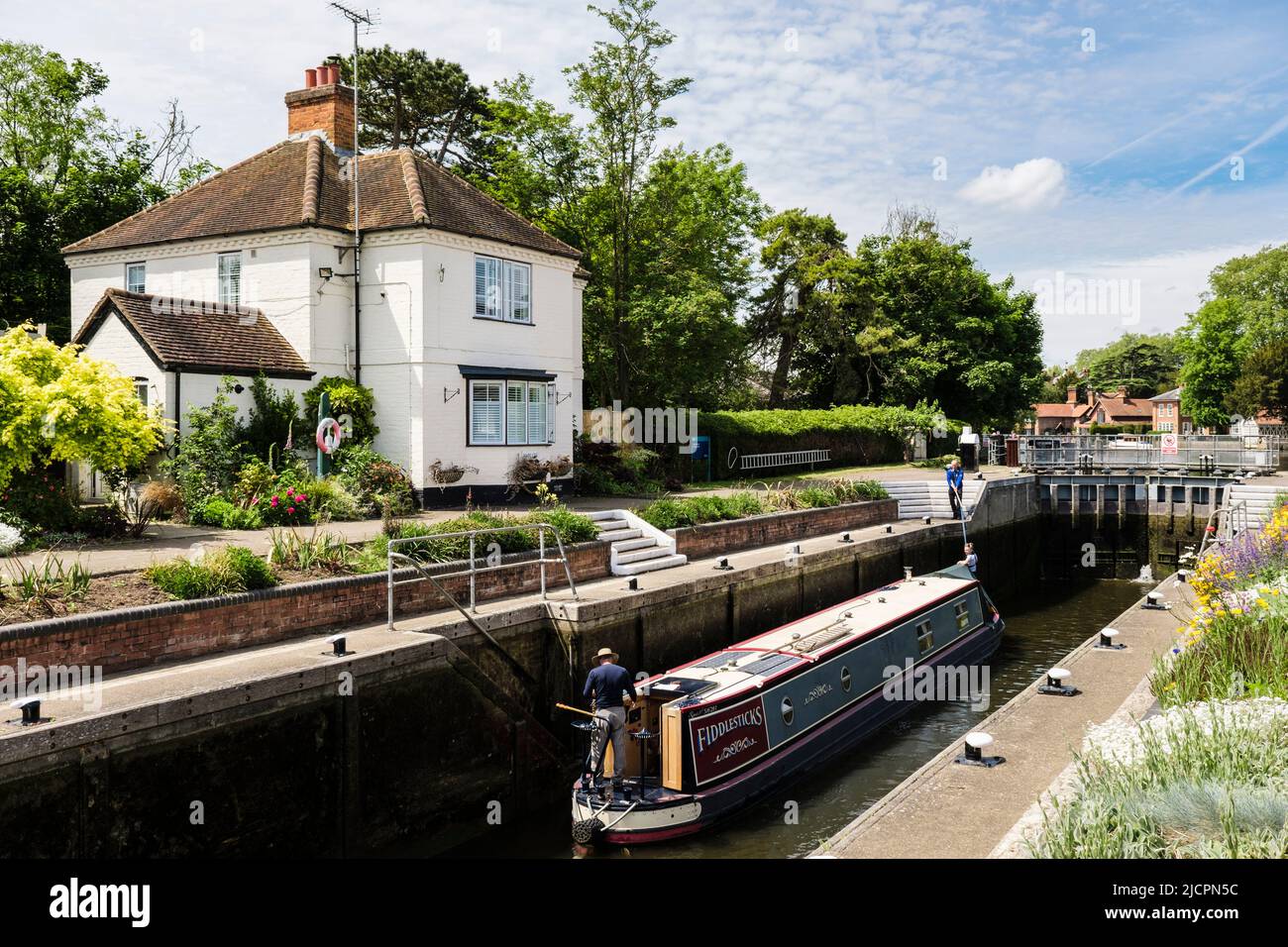Narrowboat a Marlow lock sul Tamigi. Marlow, Buckinghamshire, Inghilterra, Regno Unito, Gran Bretagna Foto Stock